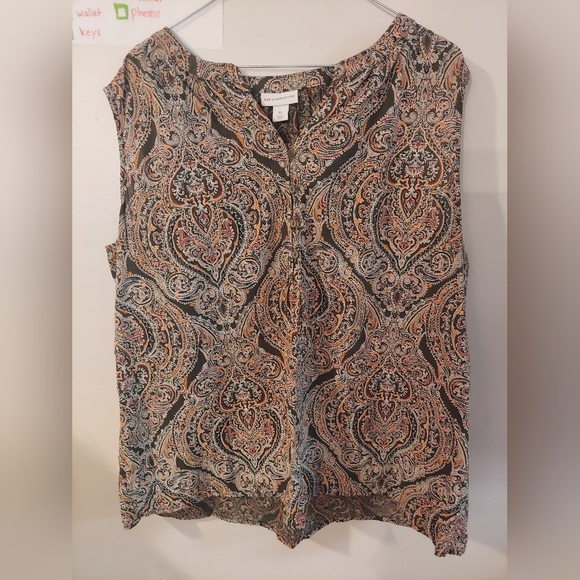 Liz Claiborne Tops - Liz Claiborne EUC Sleeveless Paisley print top for women. Perfect for warm days!